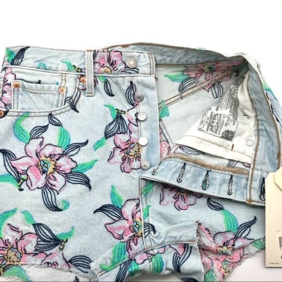 Levi’s 501 Hella Bloom Cut-Off High-Rise S… - Picture 7 of 9
